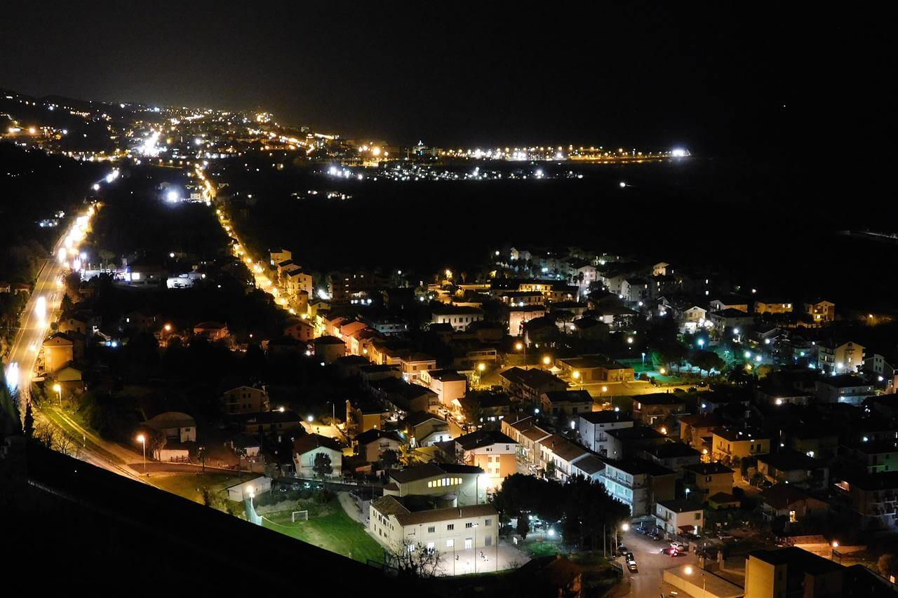 Veduta notturna di Porto San Giorgio